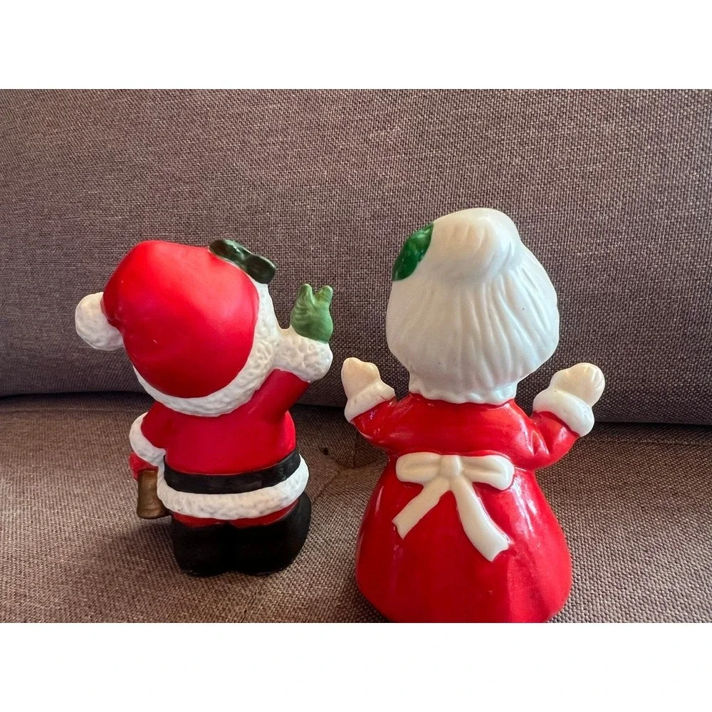 CGC Vintage Santa and Mrs Claus Figurines 4.5in Red Ceramic Winking Kitsch Set